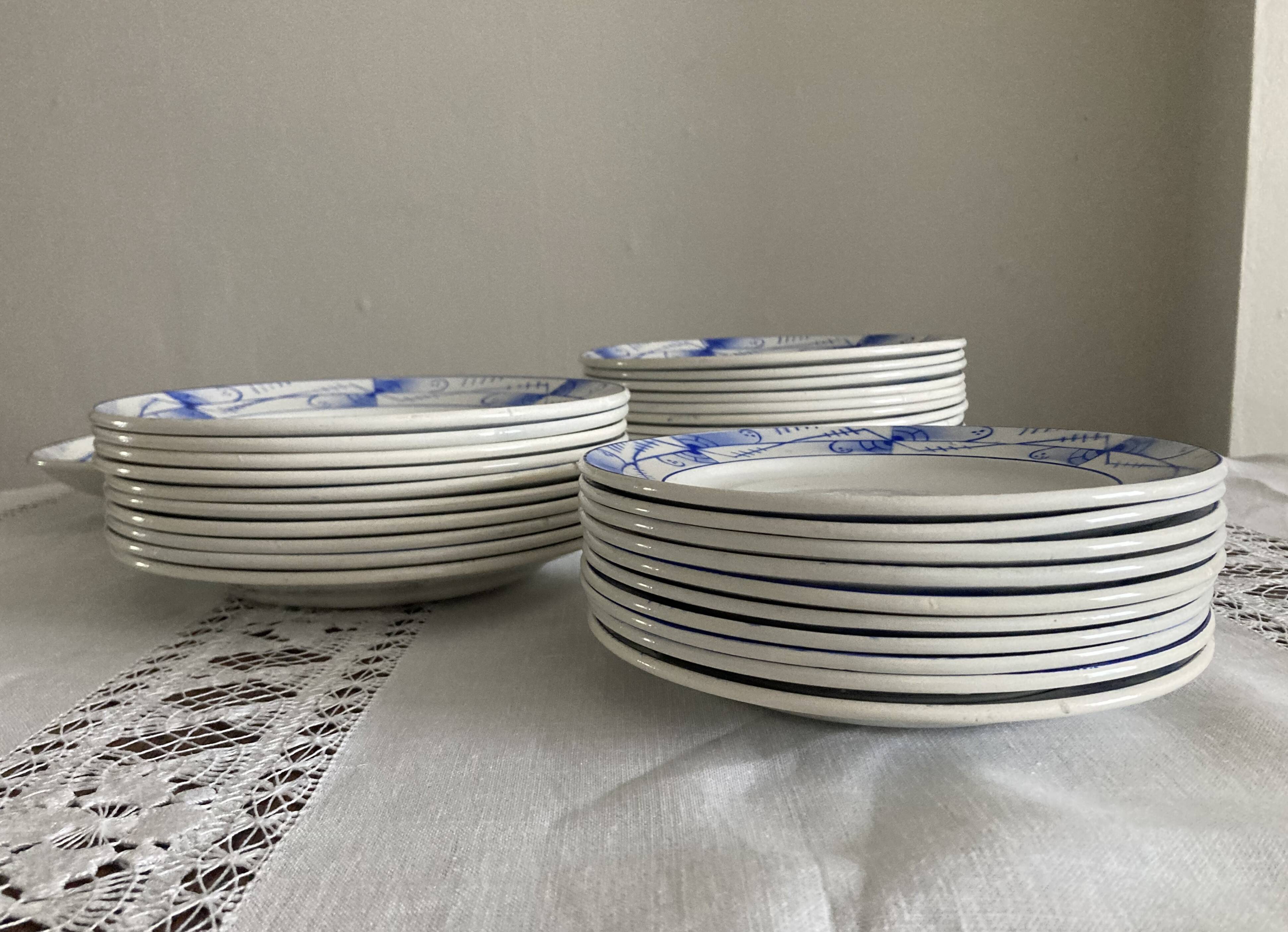 Service for 10 people in Saint-Amand earthenware from the 1930s