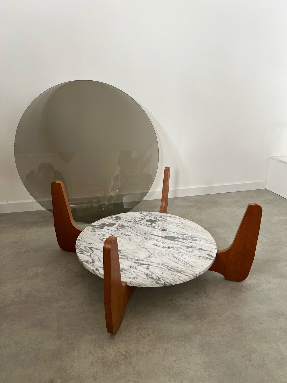 Ancienne table basse design Hugues Poignant vintage années 70 verre et marbre France
