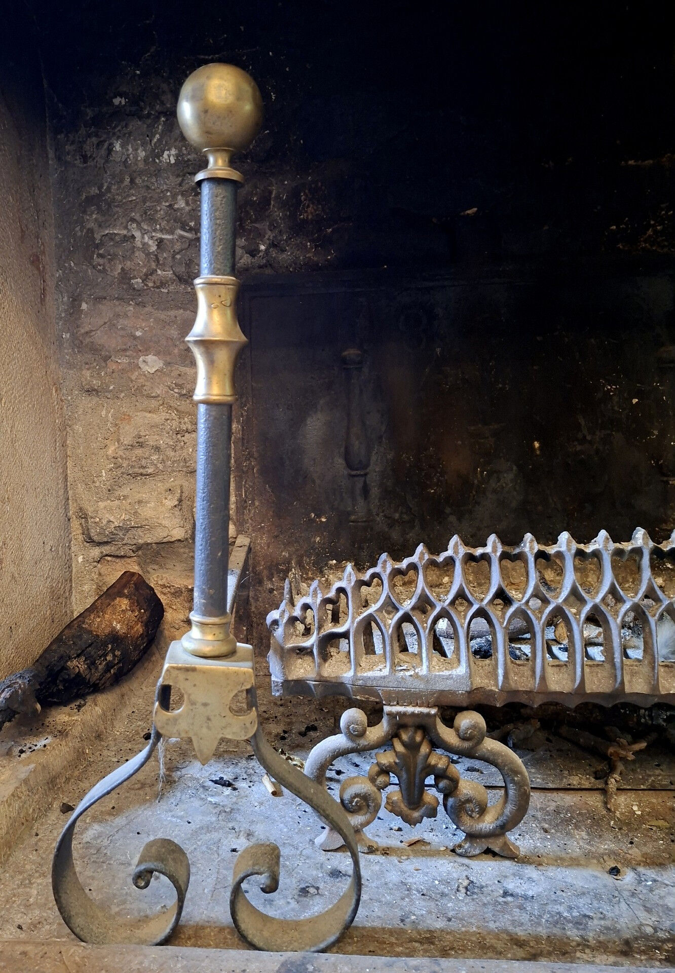 Paire de chenets en fer forgé et laiton avec porte-bûches de cheminée, xixe