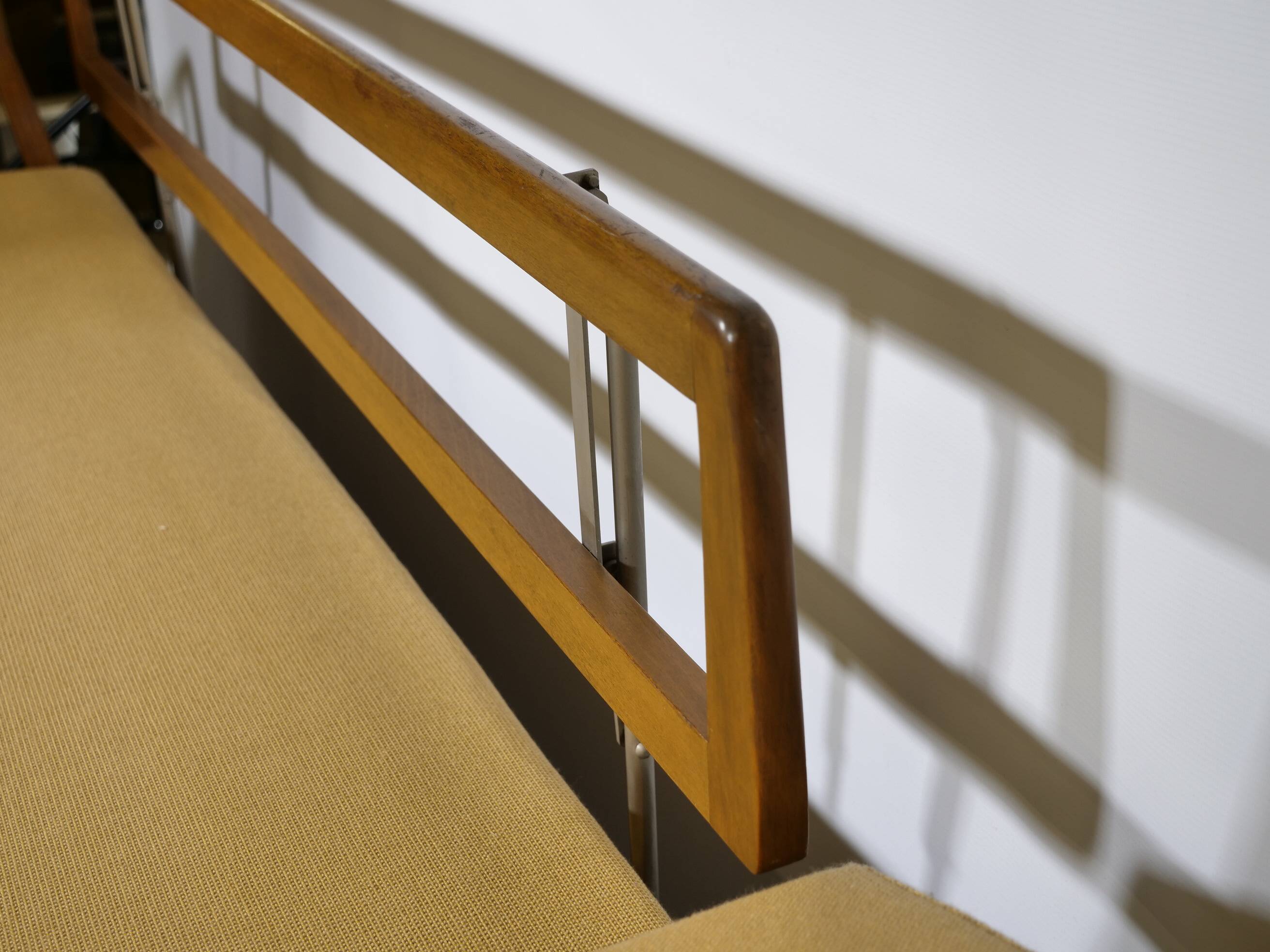 Lit de jour de style mid-century en bois de cerisier par Walter Knoll pour Knoll Antimott, années 1960.