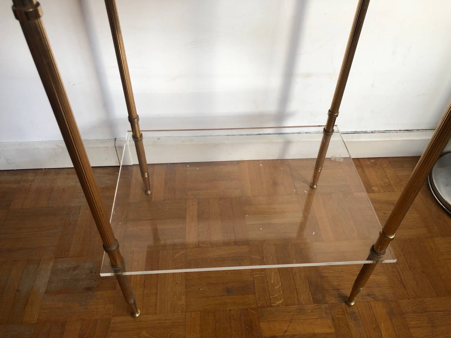 Pedestal side table in gold metal and marble