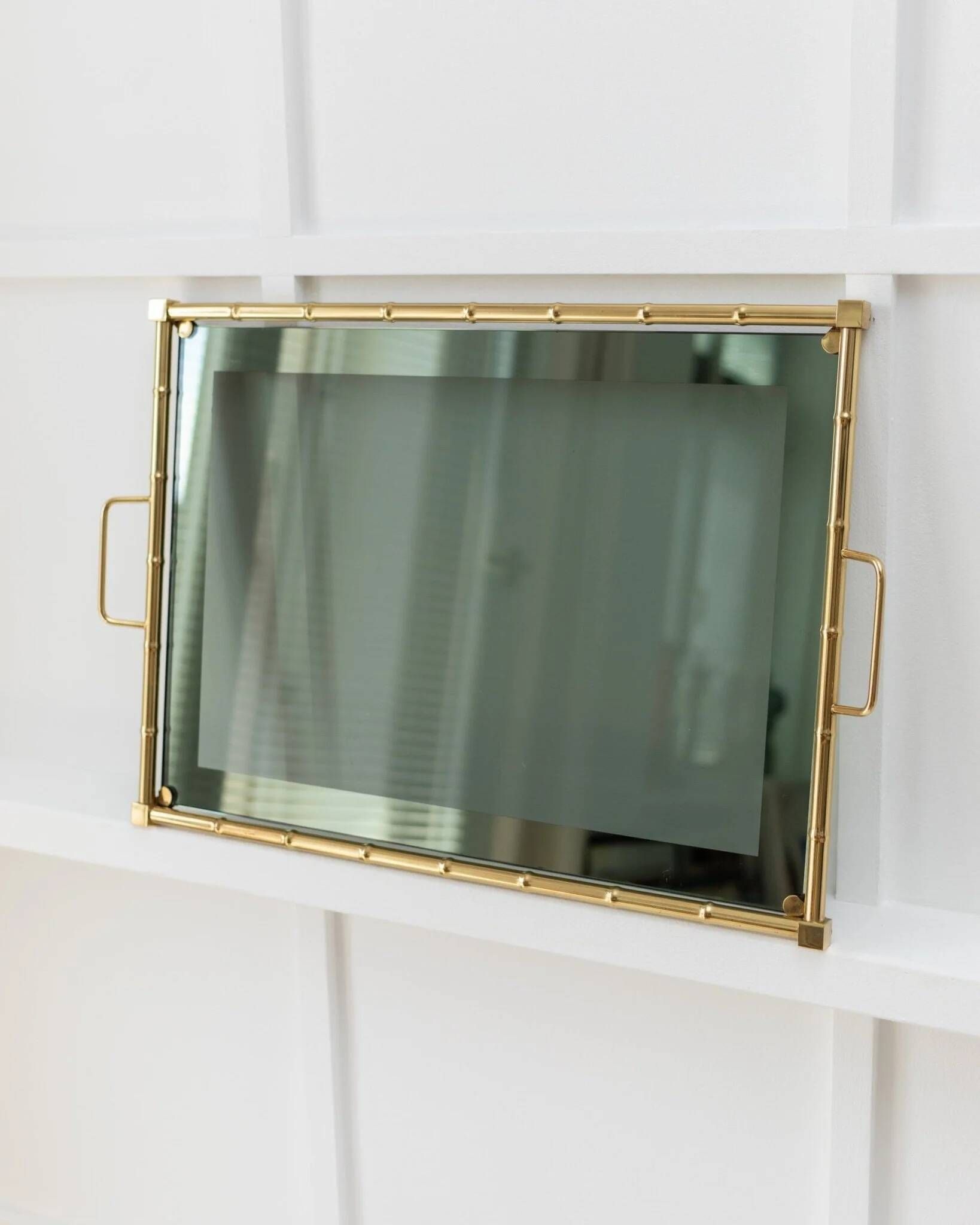 Plateau en bambou doré plaqué or avec insert en verre fumé – Hollywood Regency, années 1960