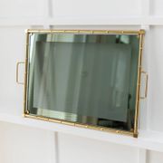 Plateau en bambou doré plaqué or avec insert en verre fumé – Hollywood Regency, années 1960
