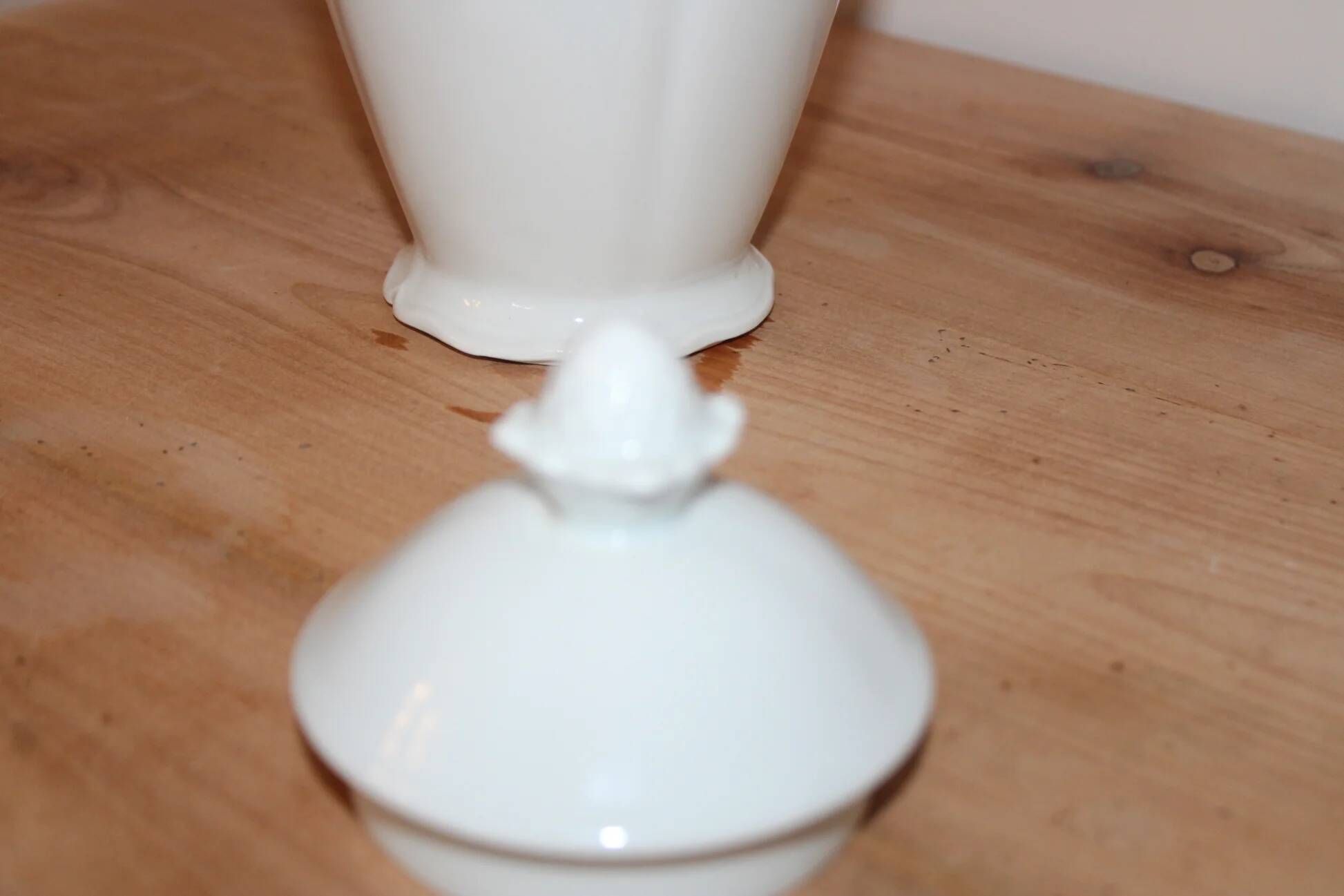 White porcelain coffee pot from Limoges – Former Royal Manufacture