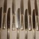 12 couteaux de table avec manche trilobé de marque "G.Vivier"