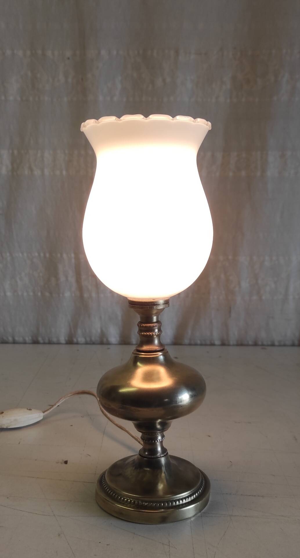 Table lamp in gilded brass and opaline globe - mid 20th century.