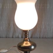 Lampe à poser en laiton doré et globe opaline - mid. XXeme
