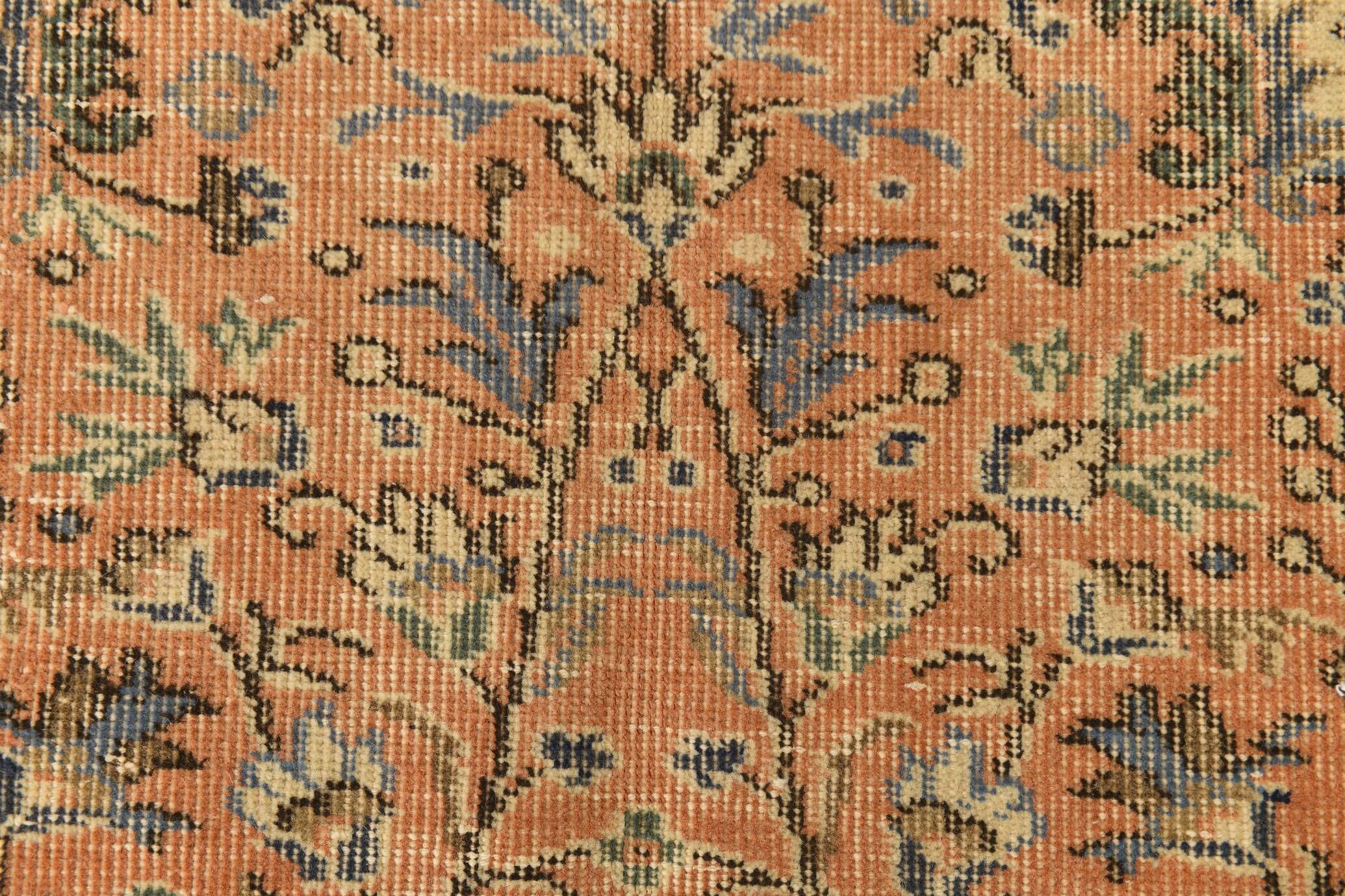Vintage Turkish rug in red and beige with floral medallion, 199 × 288 cm