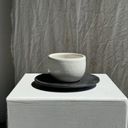 Tasse blanche en céramique indonésienne et soucoupe grise