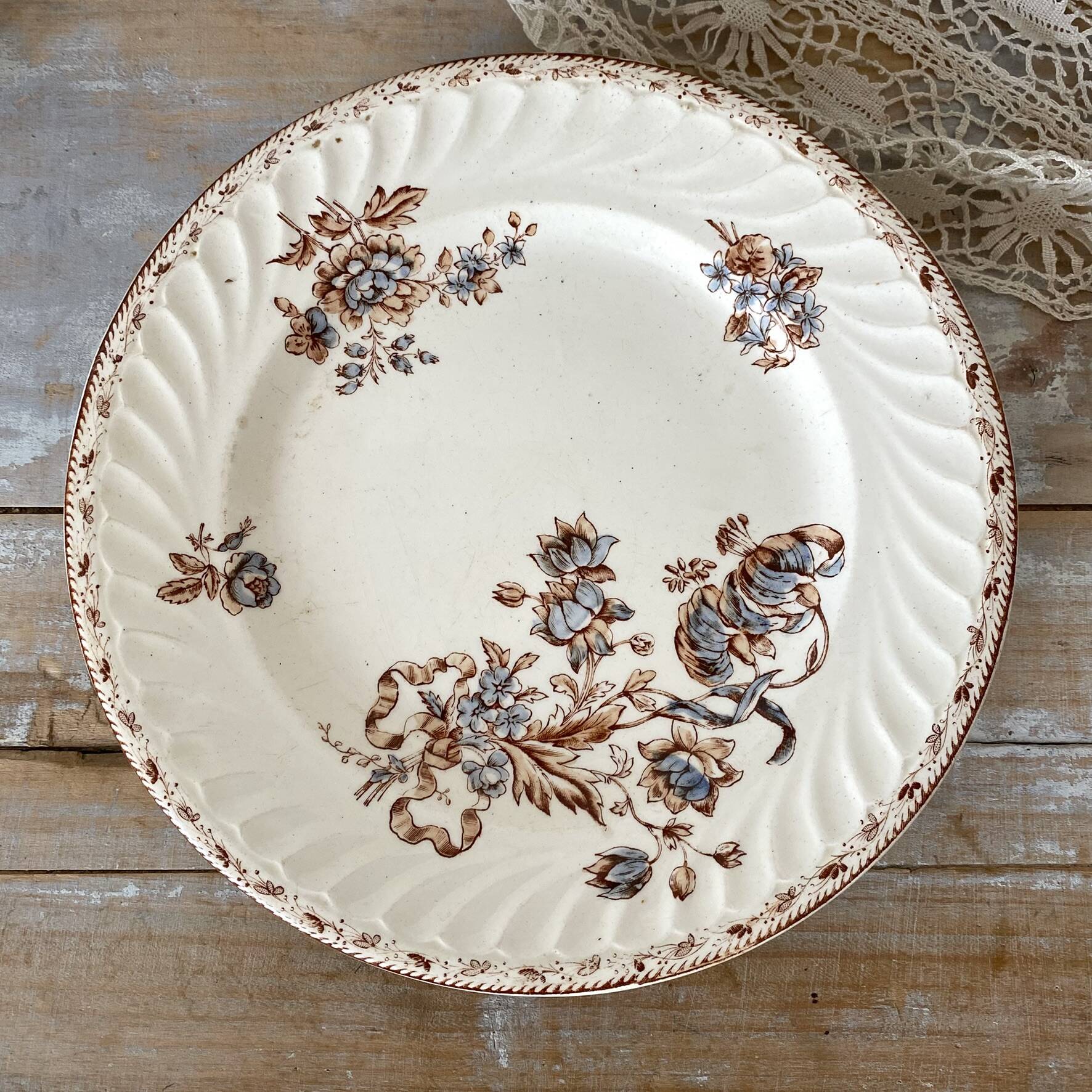 Antique polychrome ironstone dish from Salins, Saxon model.