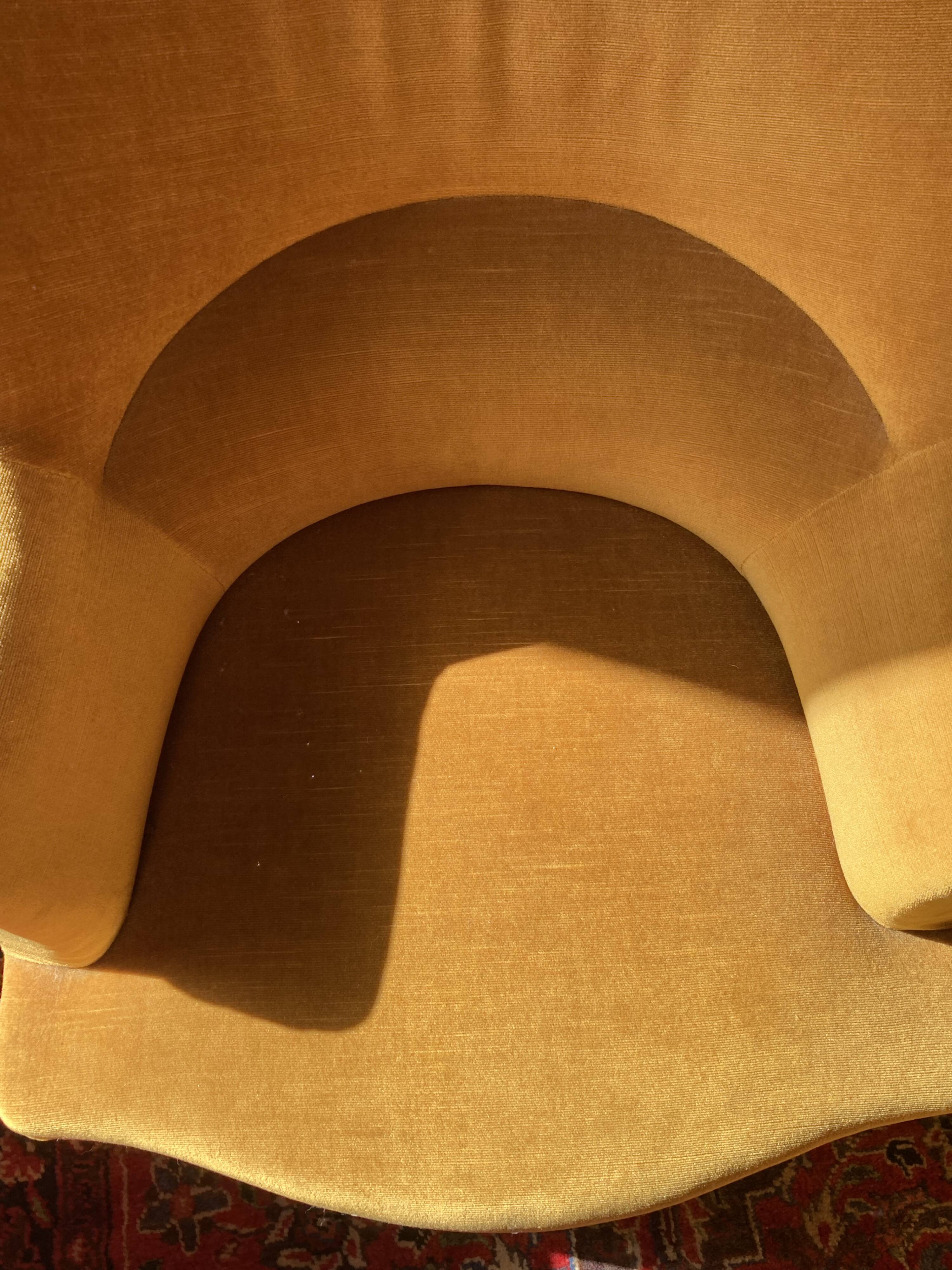Paire de fauteuils crapaud jaune beige velours frange