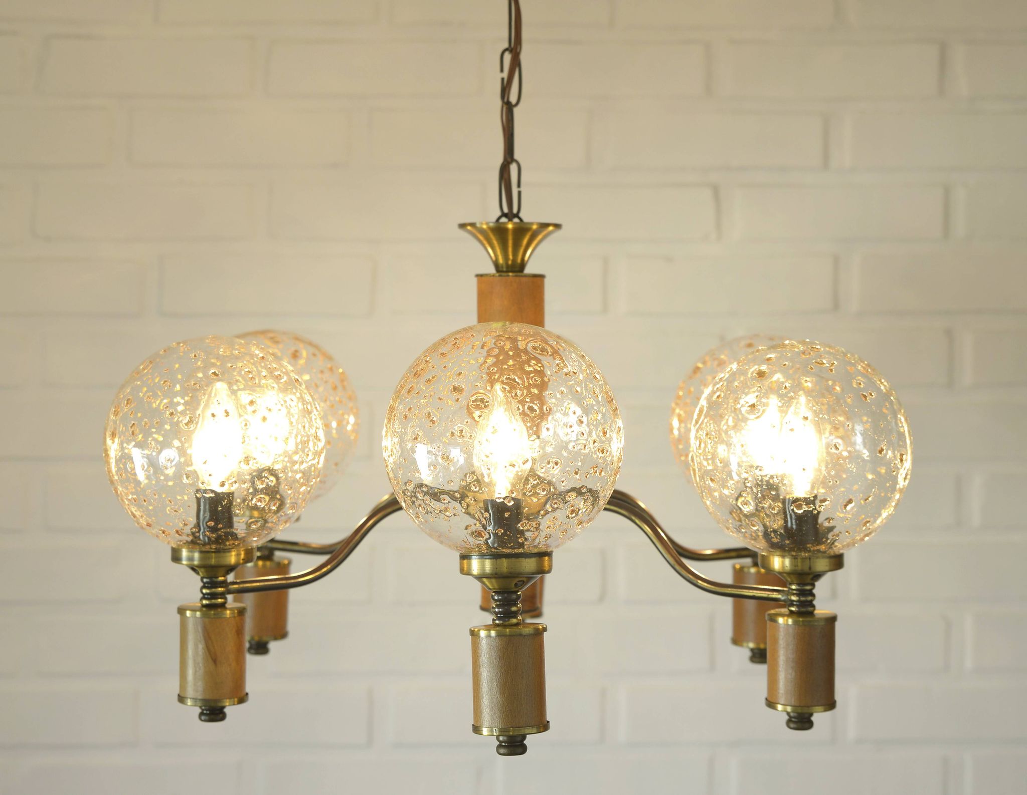 Suspension vintage en laiton, élégante et rustique, style colonial