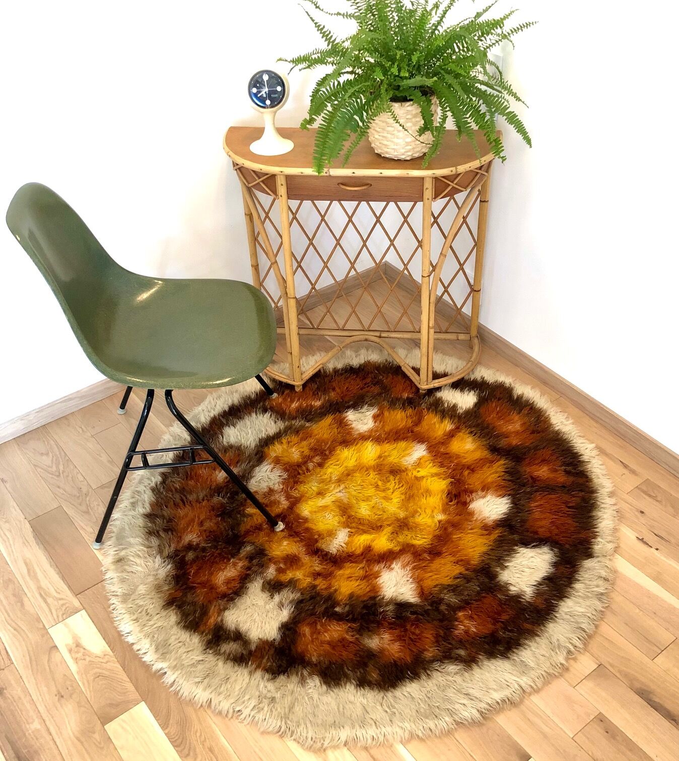 Vintage round carpet with long piles 70s