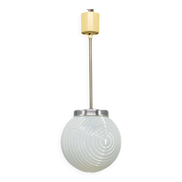 Lustre en verre opalin strié tchécoslovaque, années 1970