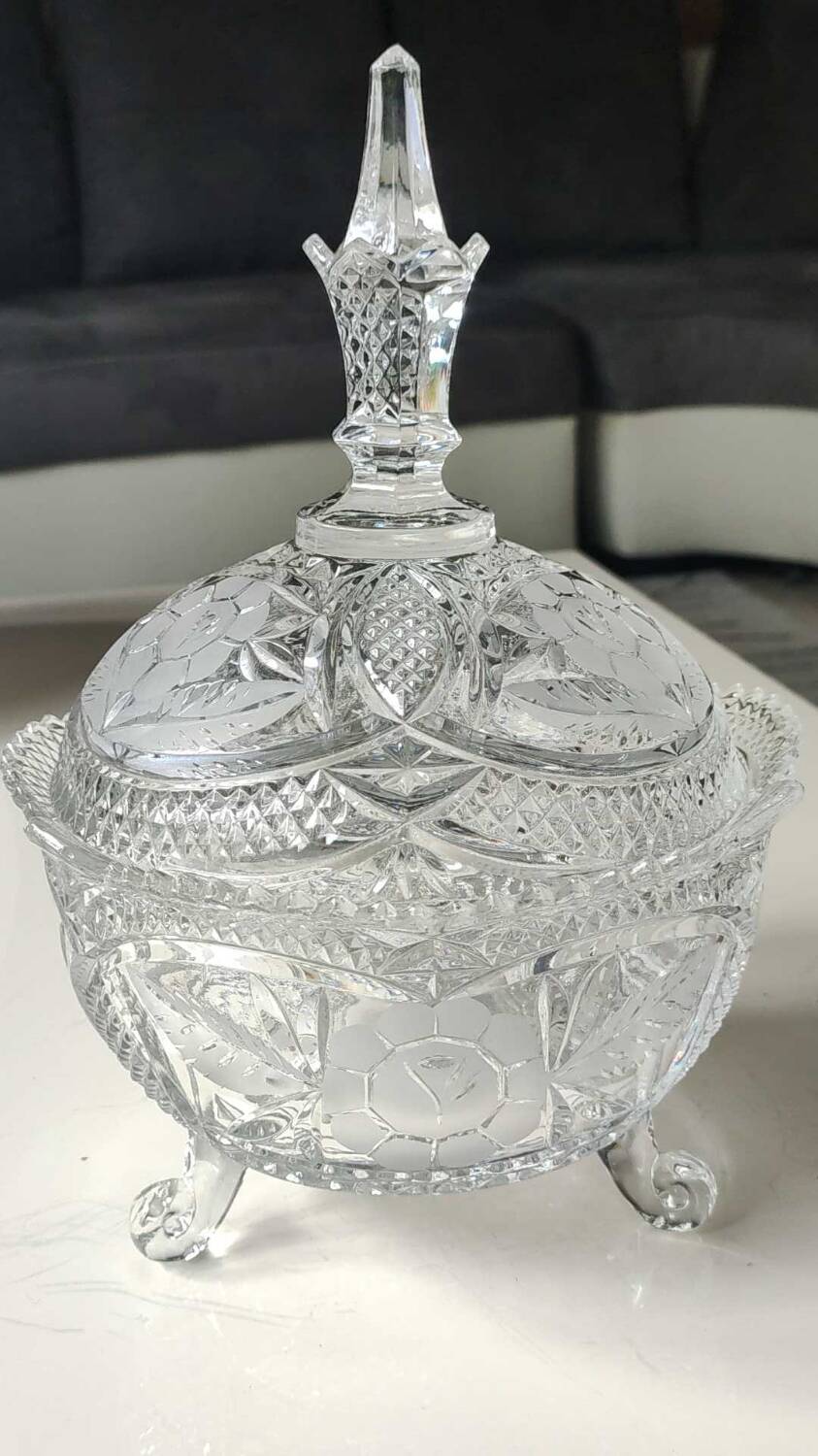 Large Bonbonniere/Drageoir in Bohemian crystal. Frosted floral motifs, diamond tip. Boho chic