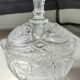 Bonbonnière, drageoir en cristal de bohème, décor de motifs floraux dépolis, pointe de diamant