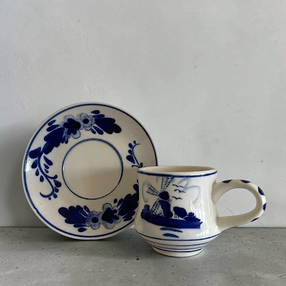 Tasse à café et soucoupe en Delft Blue peintes à la main