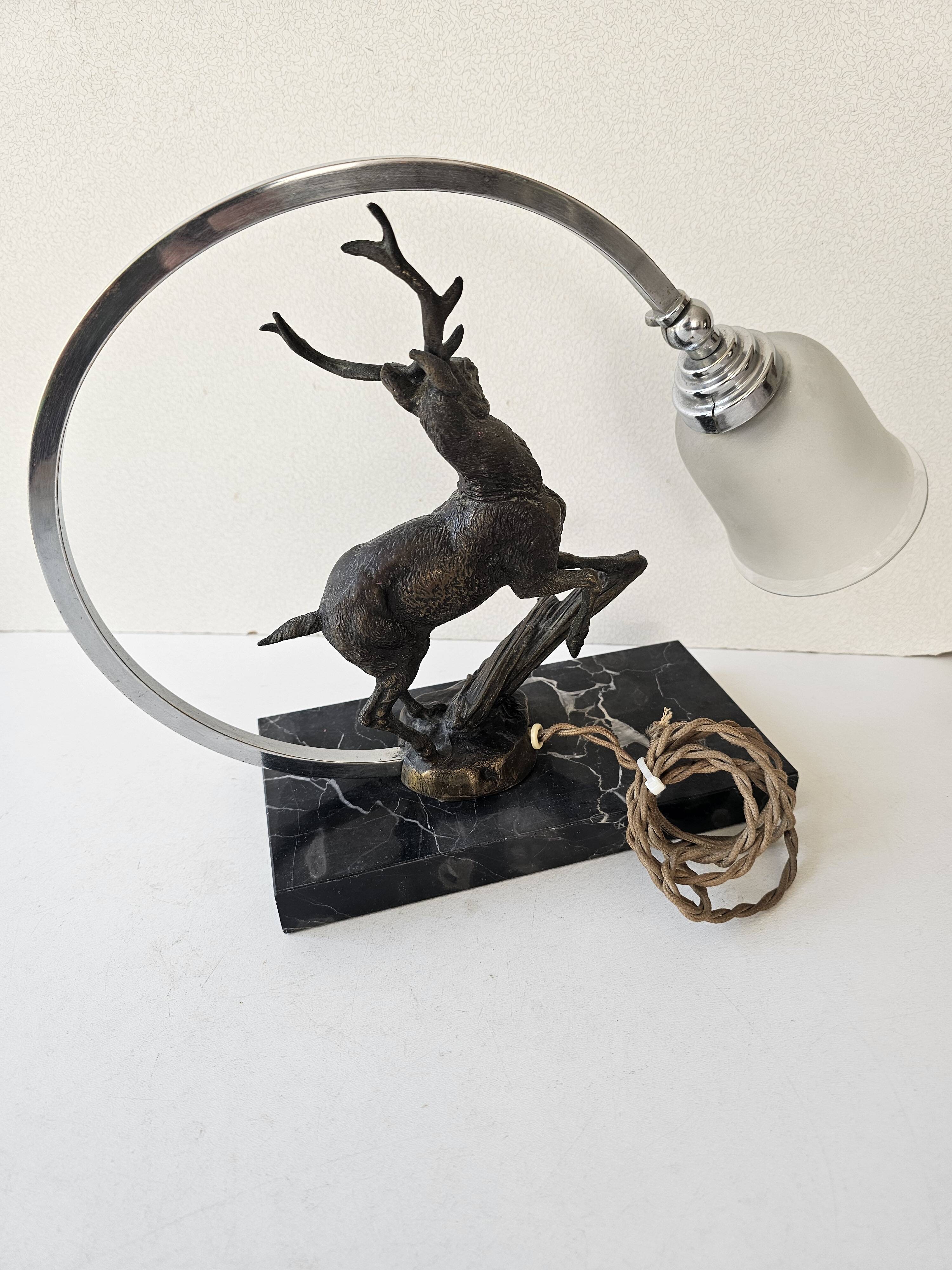Lampe veilleuse de style Art Déco représentant un cerf sur un socle en marbre