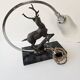 Lampe veilleuse de style Art Déco représentant un cerf sur un socle en marbre