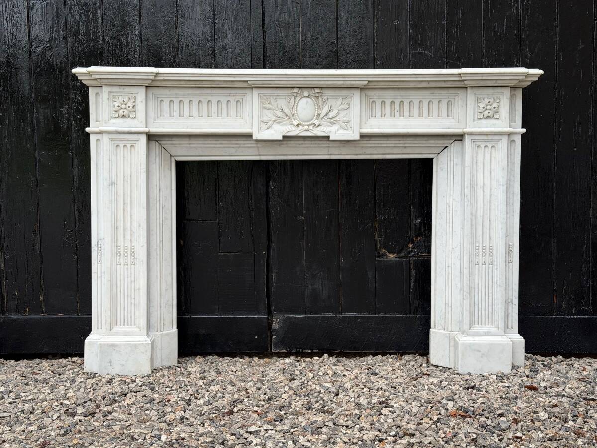 Cheminée de style Louis XVI en marbre blanc de Carrare vers 1880