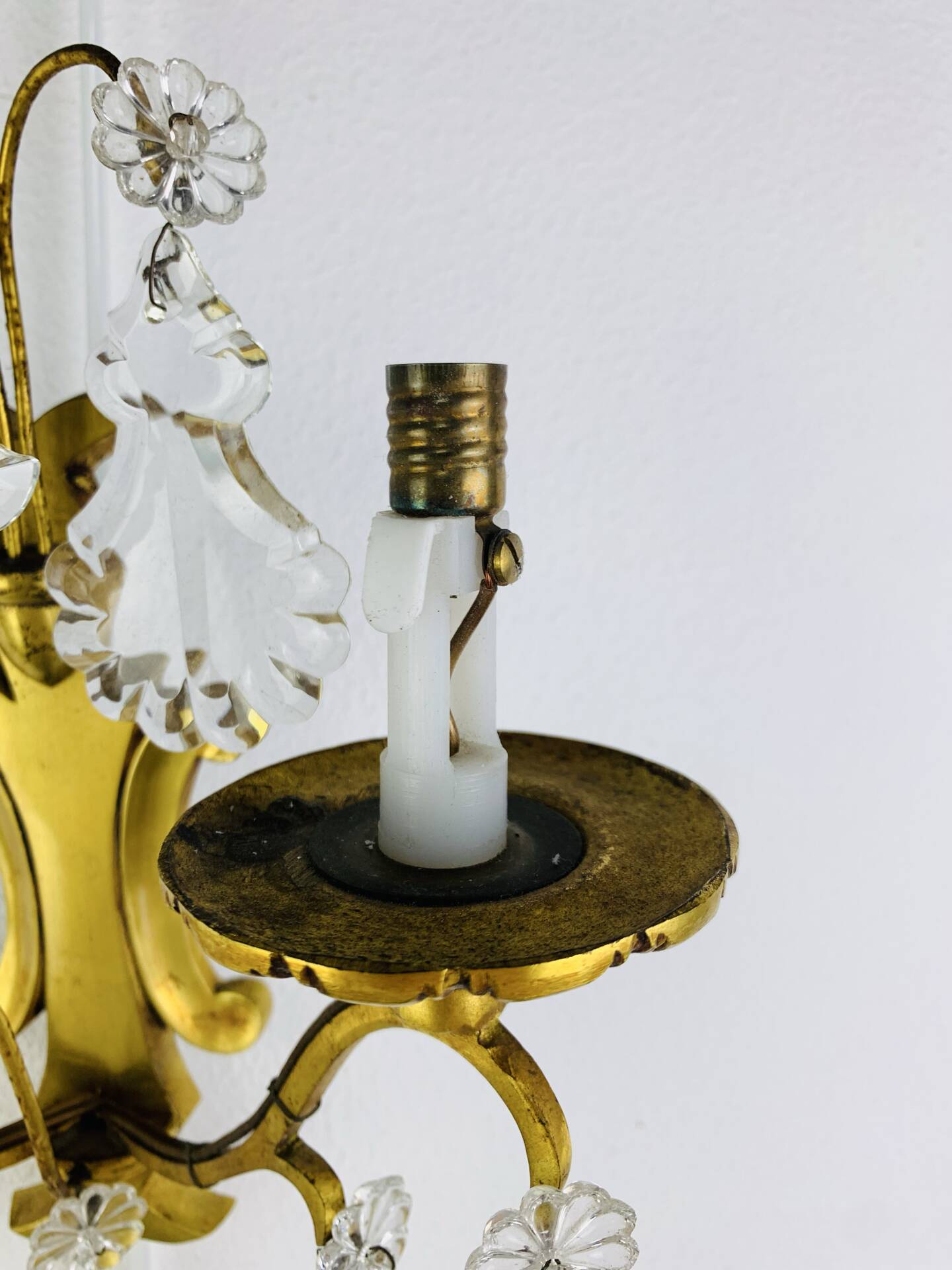 Bronze wall light with rococo style Louis XV pendants.