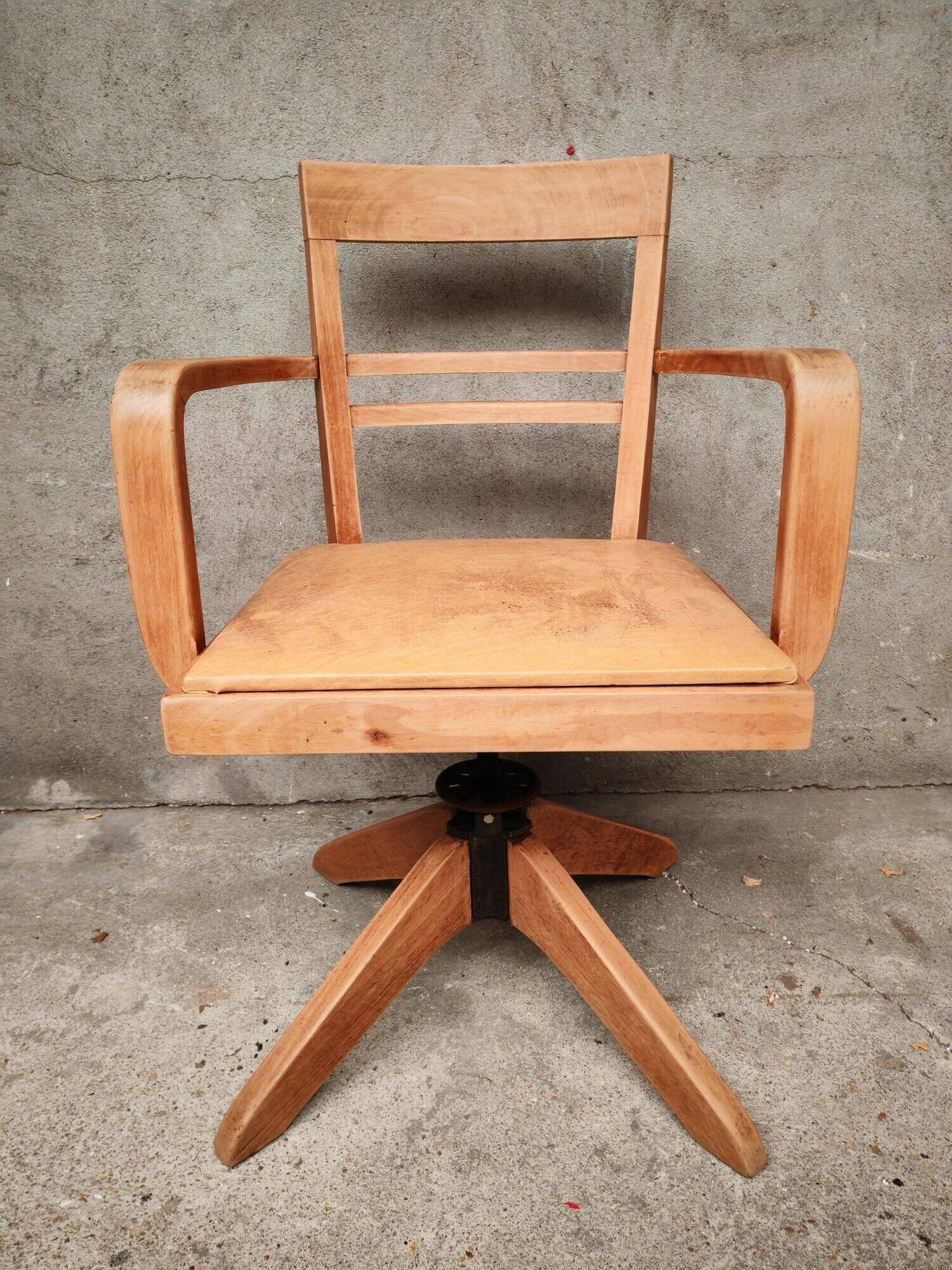 American architect's armchair in wood and cast iron from the 1930s