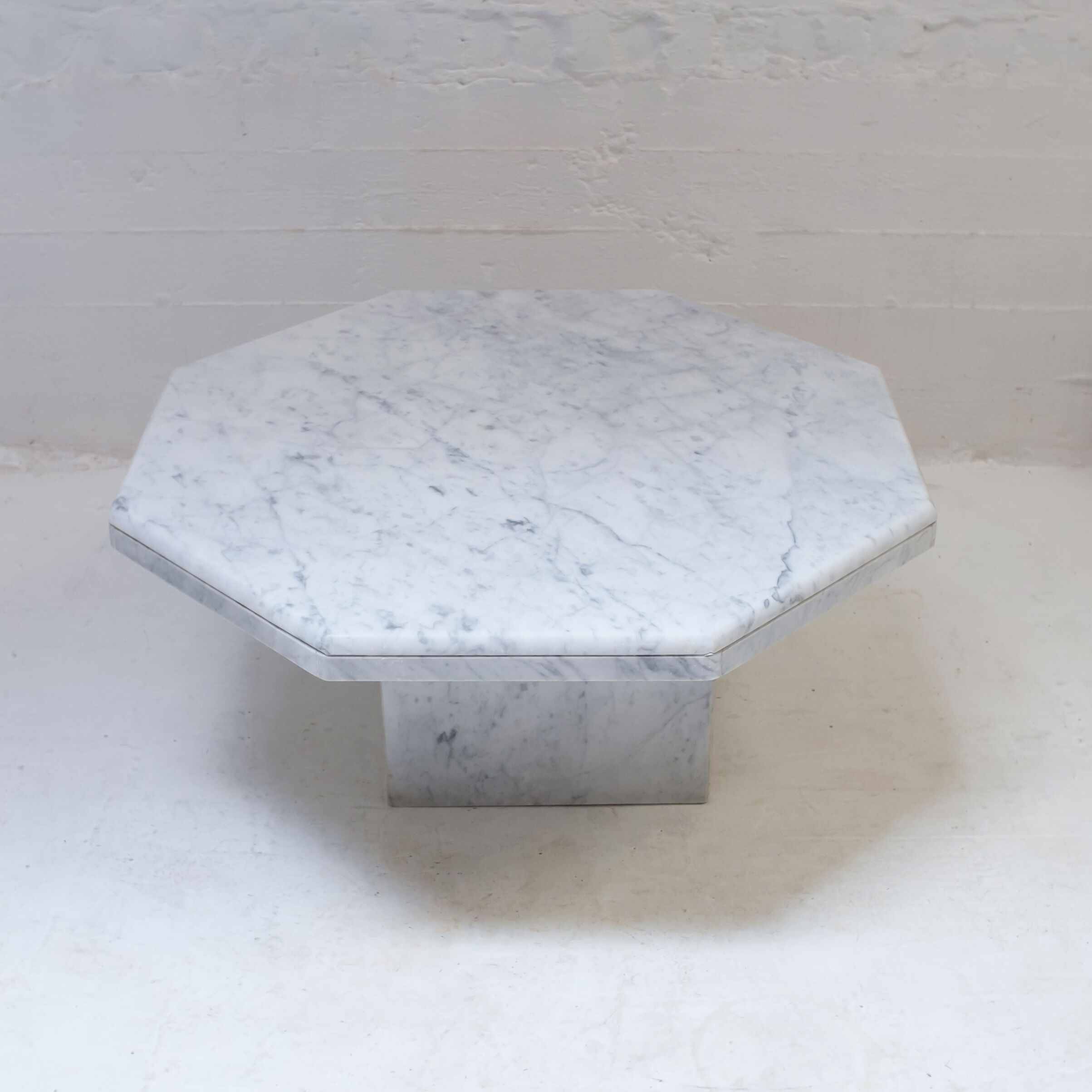 Octagonal vintage coffee table in Carrara marble 70s