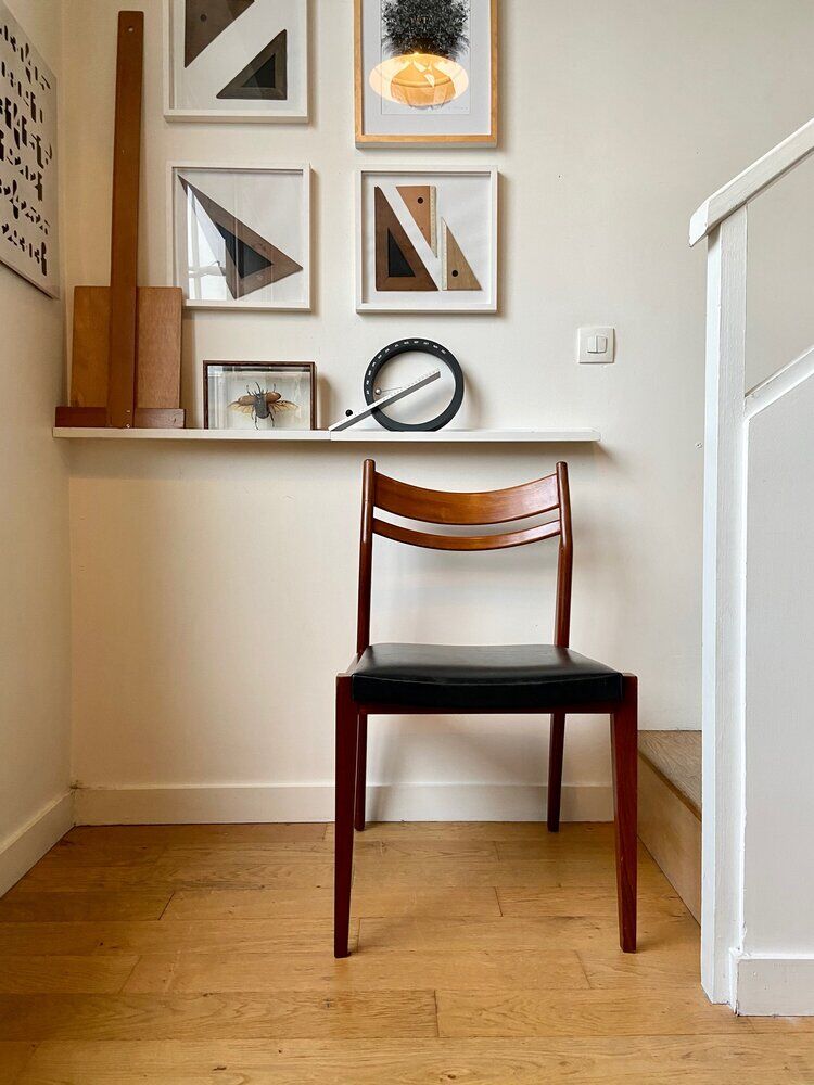 Chaise scandinave en teck et skaï noir