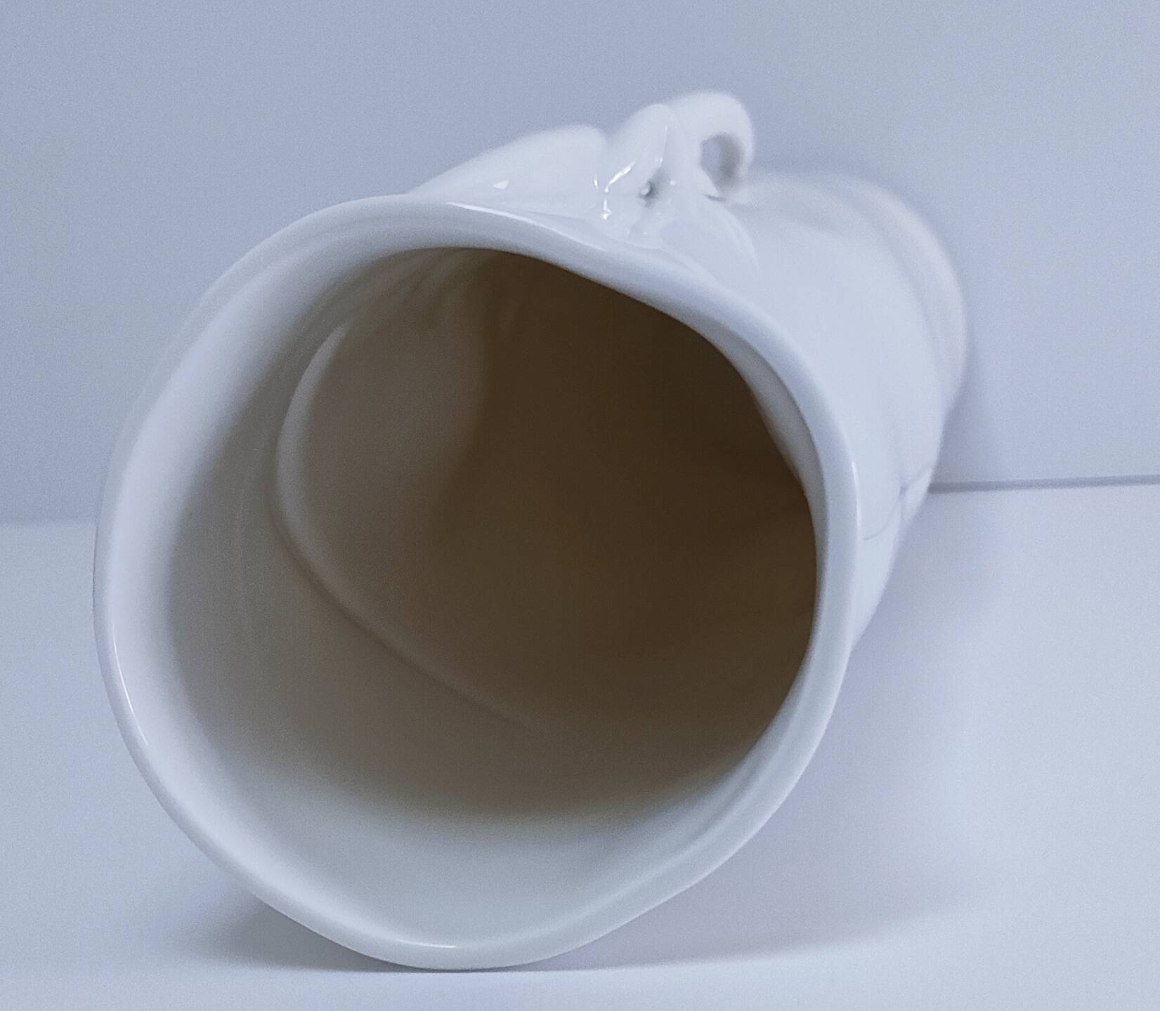 Designer porcelain lizard roll vase