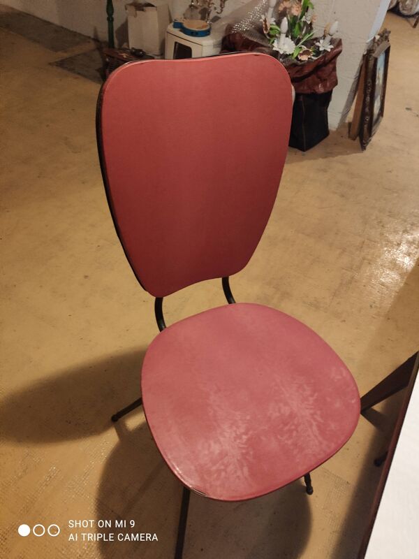 Table Formica et chaises colorées