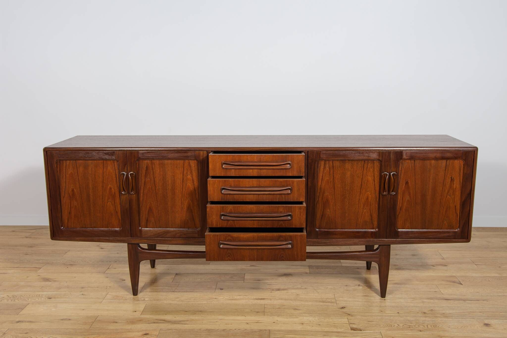 Buffet Mid-Century Modern par Victor Wilkins pour G-Plan, années 1960.