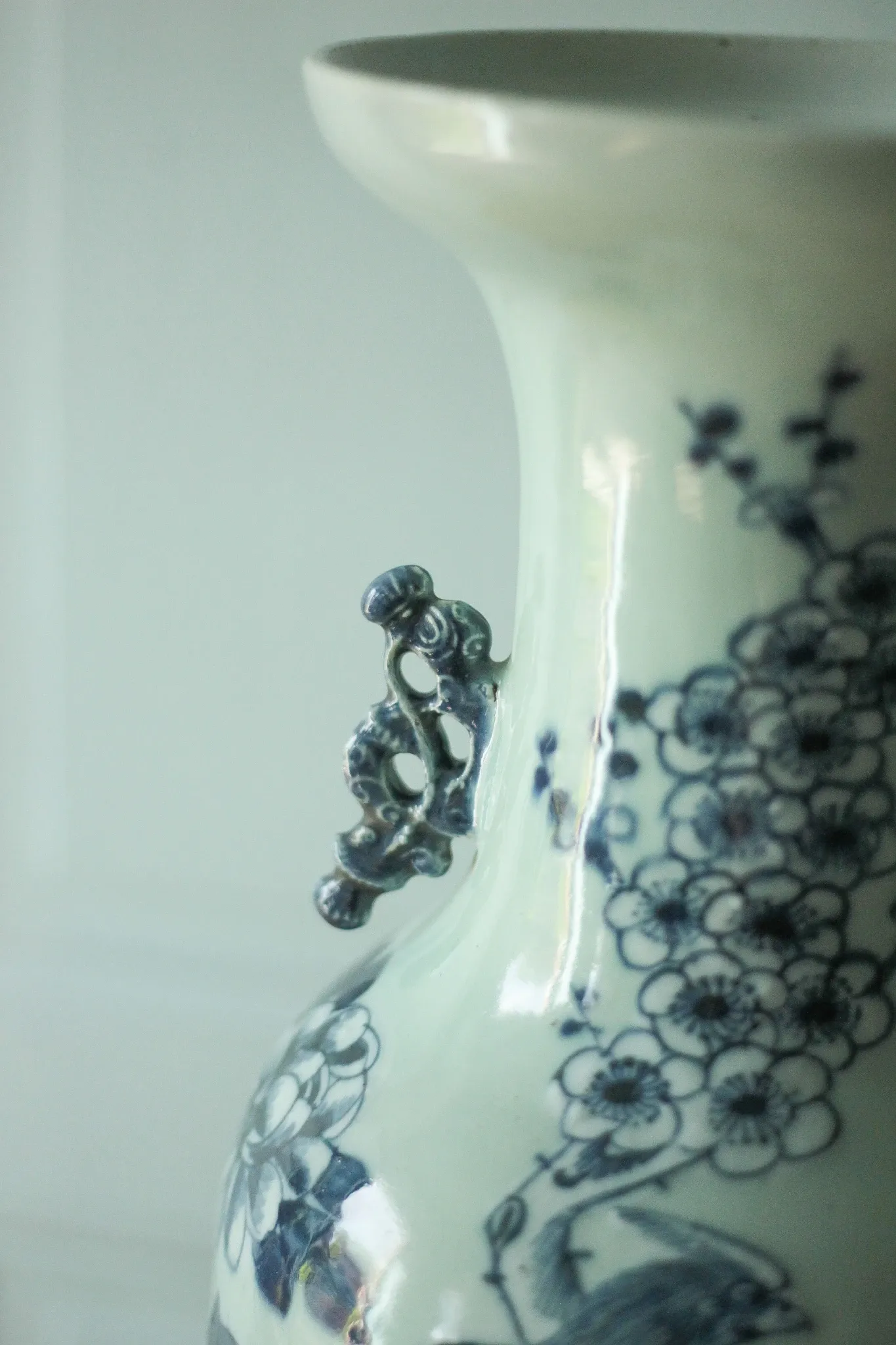 Large Chinese baluster vase in porcelain with bird and flower decoration.