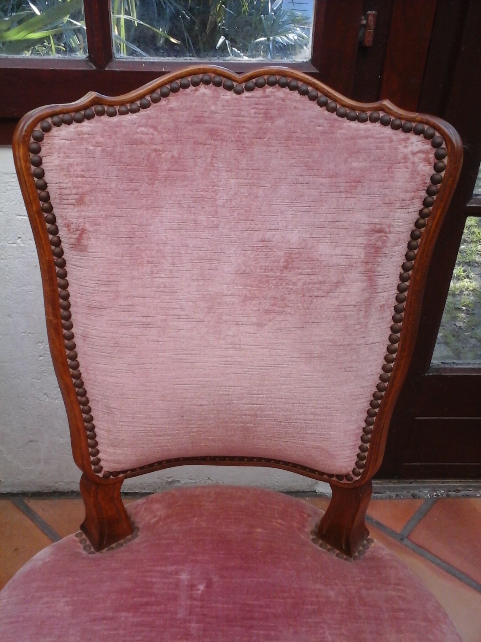 Chaise basse en velours rose