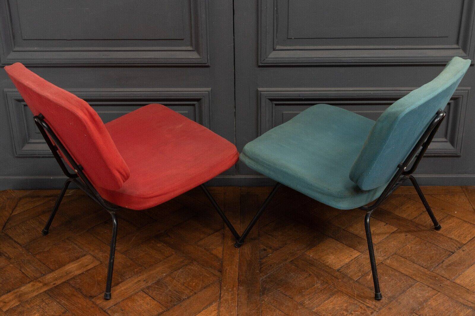 Pair of CM190 Pierre Paulin red and blue Thonet edition low chairs