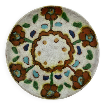 Plat fleuri signé