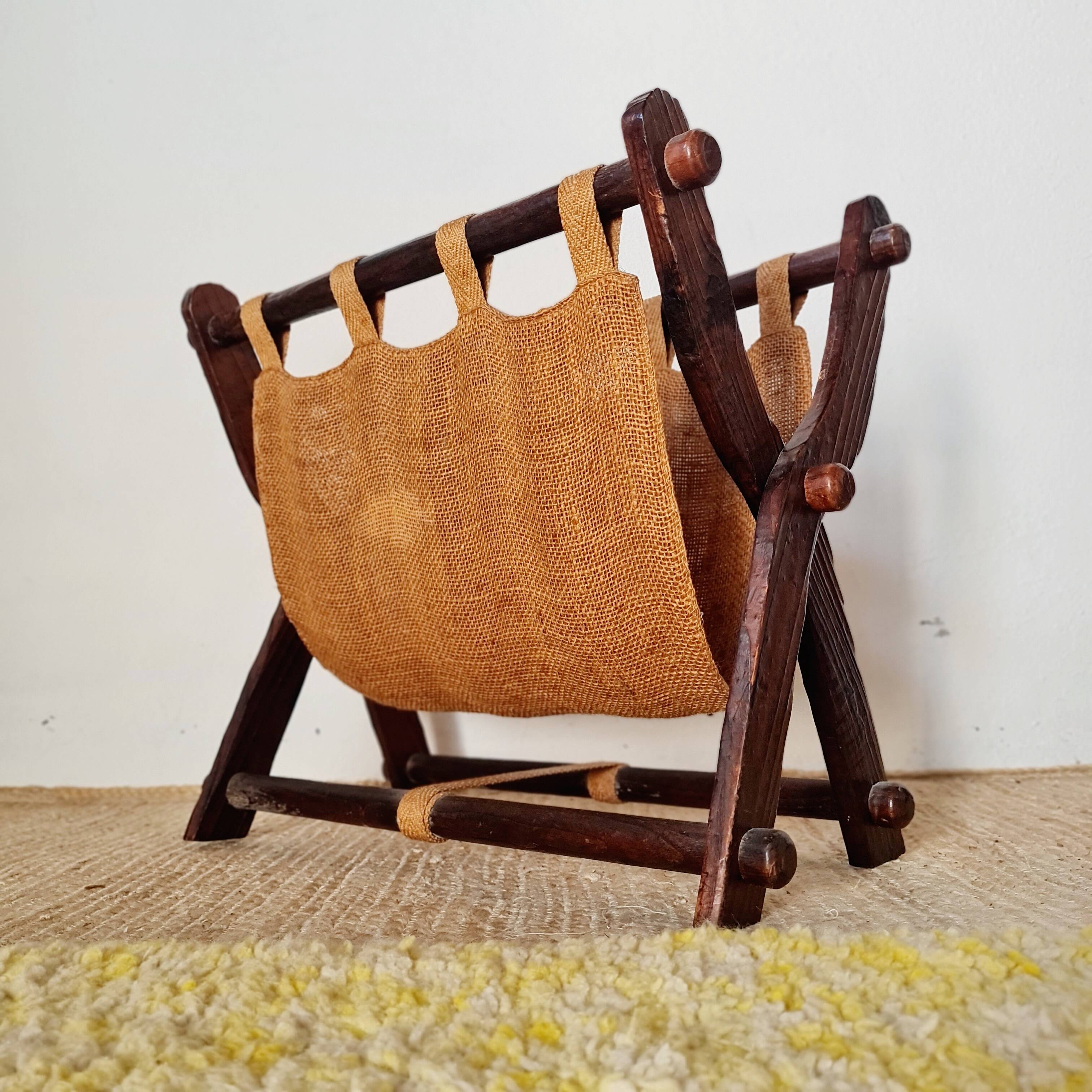 Foldable magazine rack in wood and jute fabric - brutalist