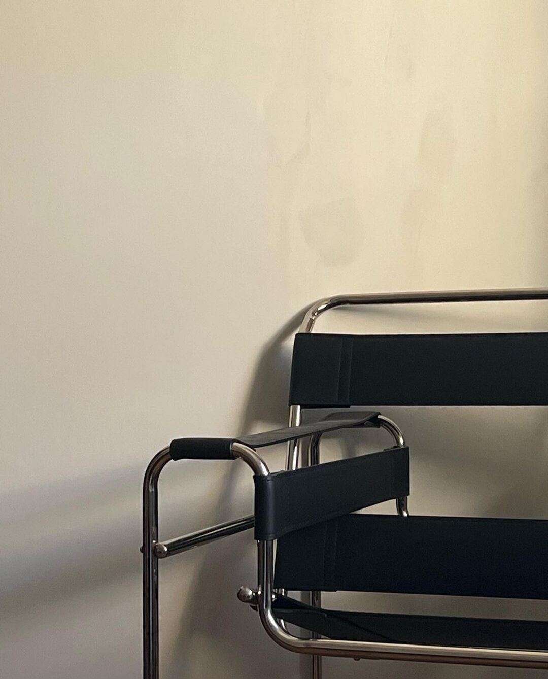 Black leather armchair model Wassily B3 by Marcel Breuer