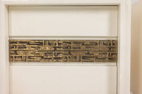 Luciano Frigerio. Paire de chevets en bois laqué et bronze. Années 70.