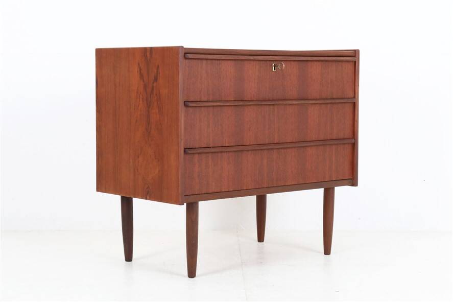 Mid-century teak chest of drawers / dresser / Danish modern design / 1960s