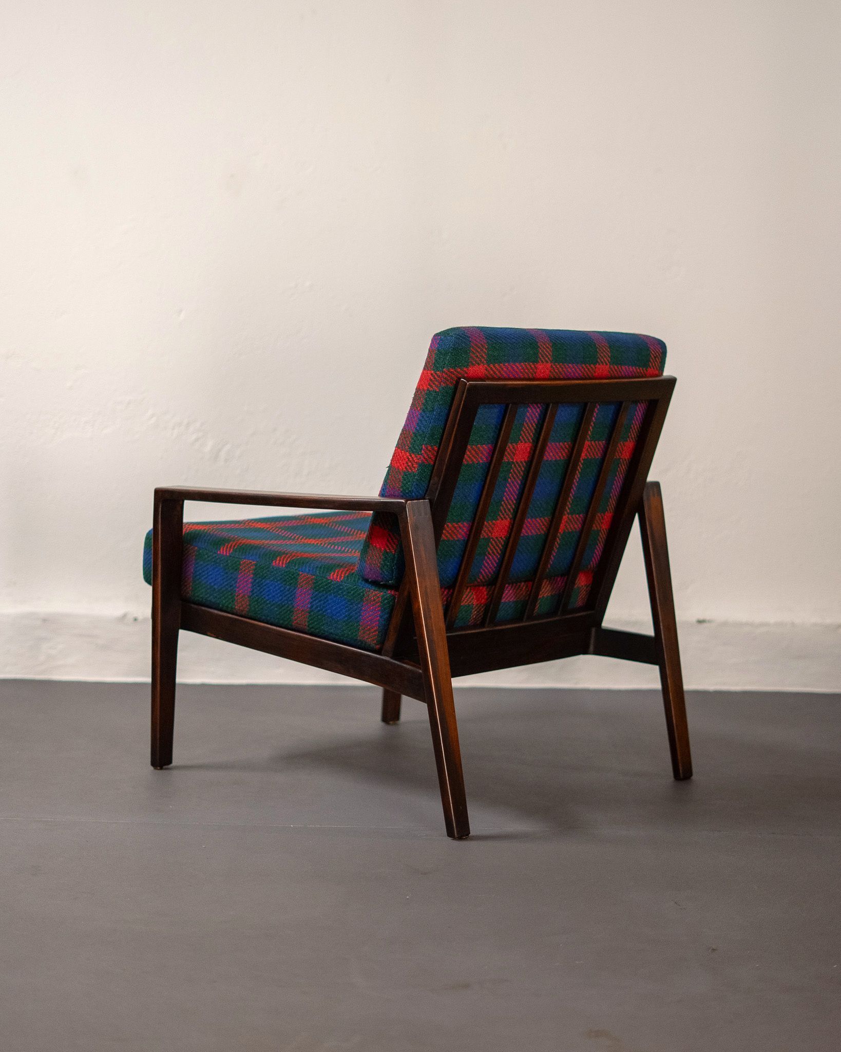 Fauteuil Knoll Antimott en noyer et tartan