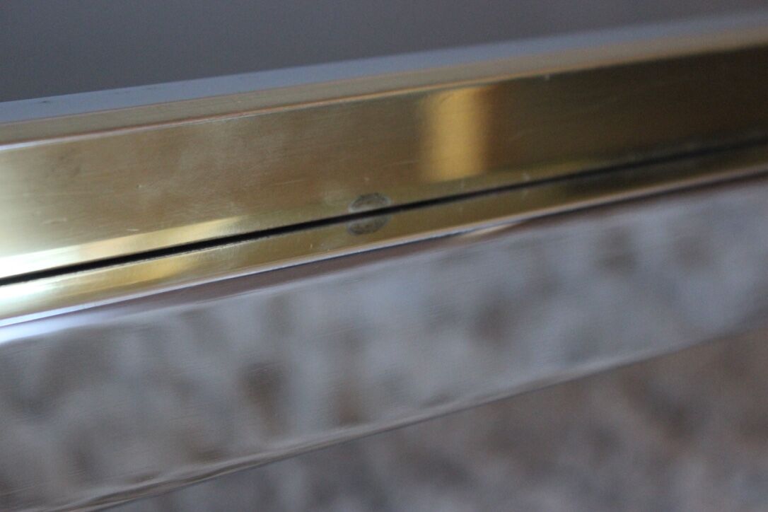 Table basse vintage en verre, laiton et chrome années 70