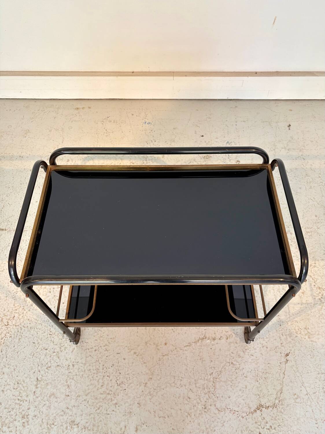 Desserte bar vintage années 70 – métal noir & laiton – plateau verre f