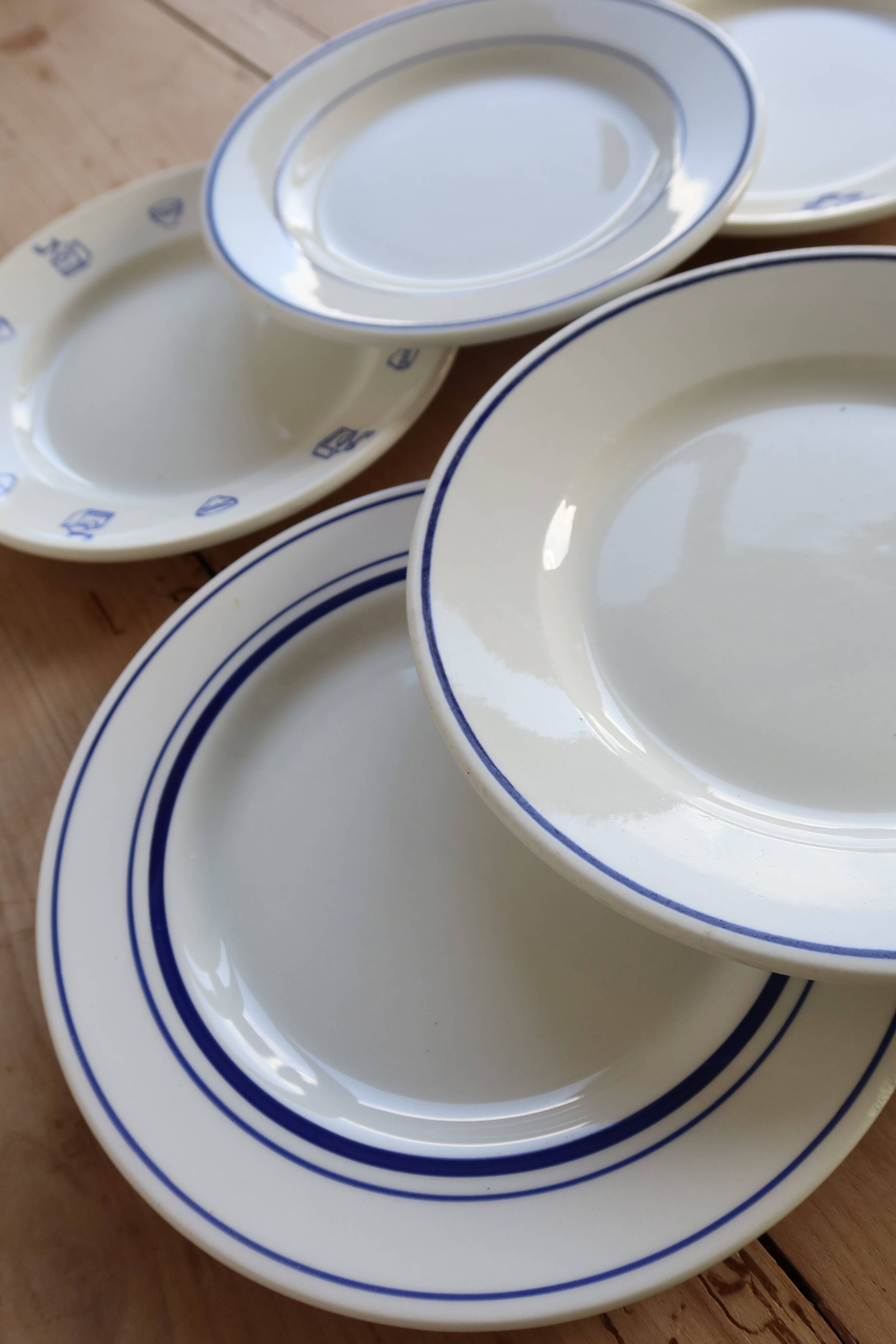 6 mismatched vintage dessert plates in white and blue porcelain – Lo