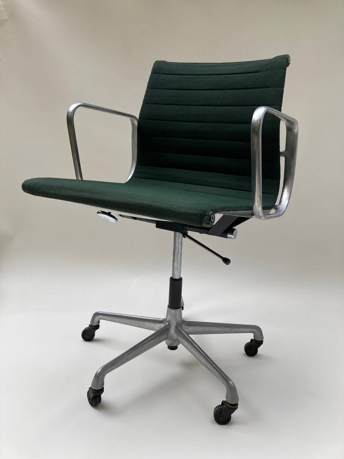 Eames EA 117 office chair
