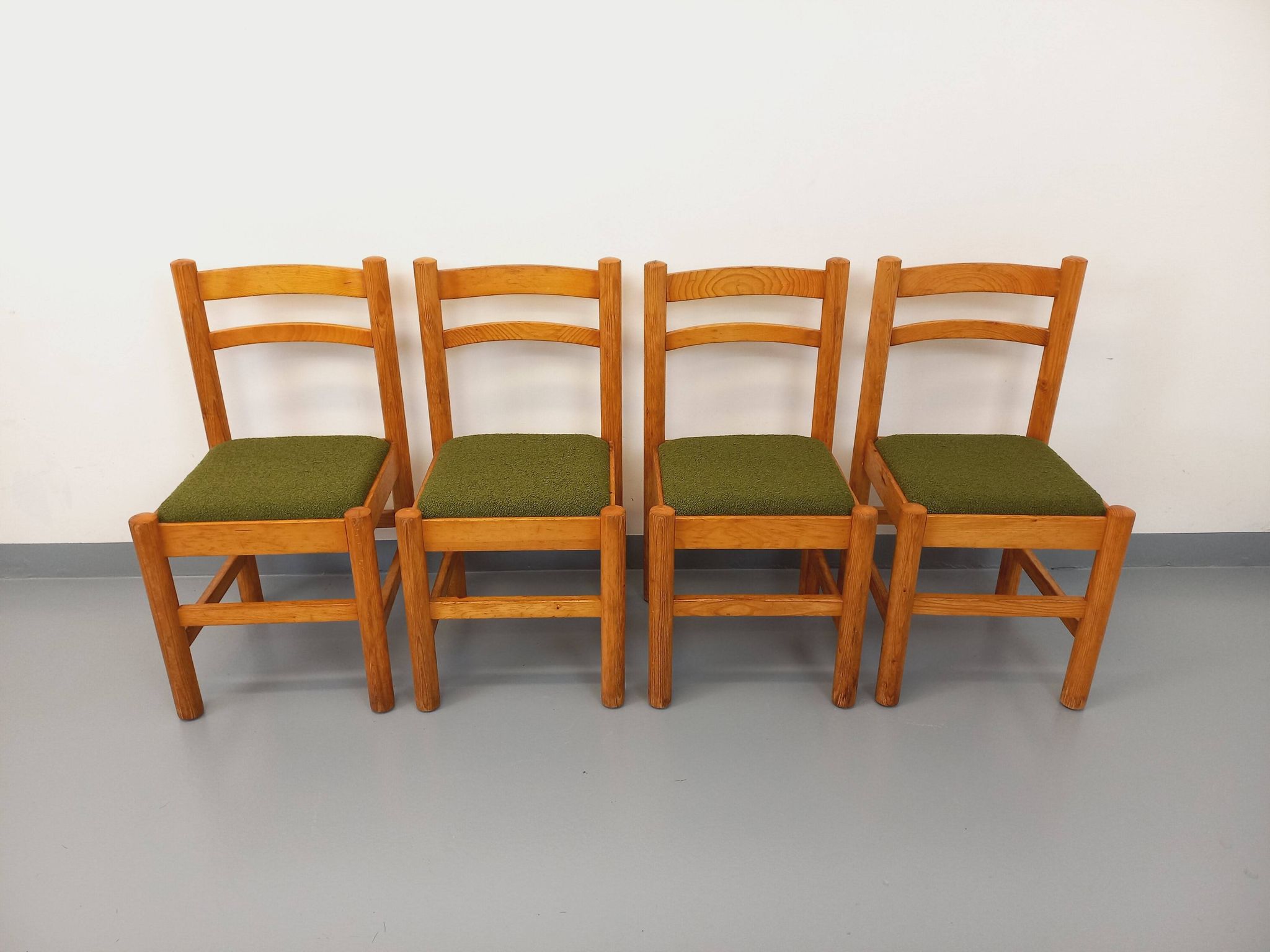 Set of 4 vintage chairs in pine and khaki green bouclette fabric from the 70s