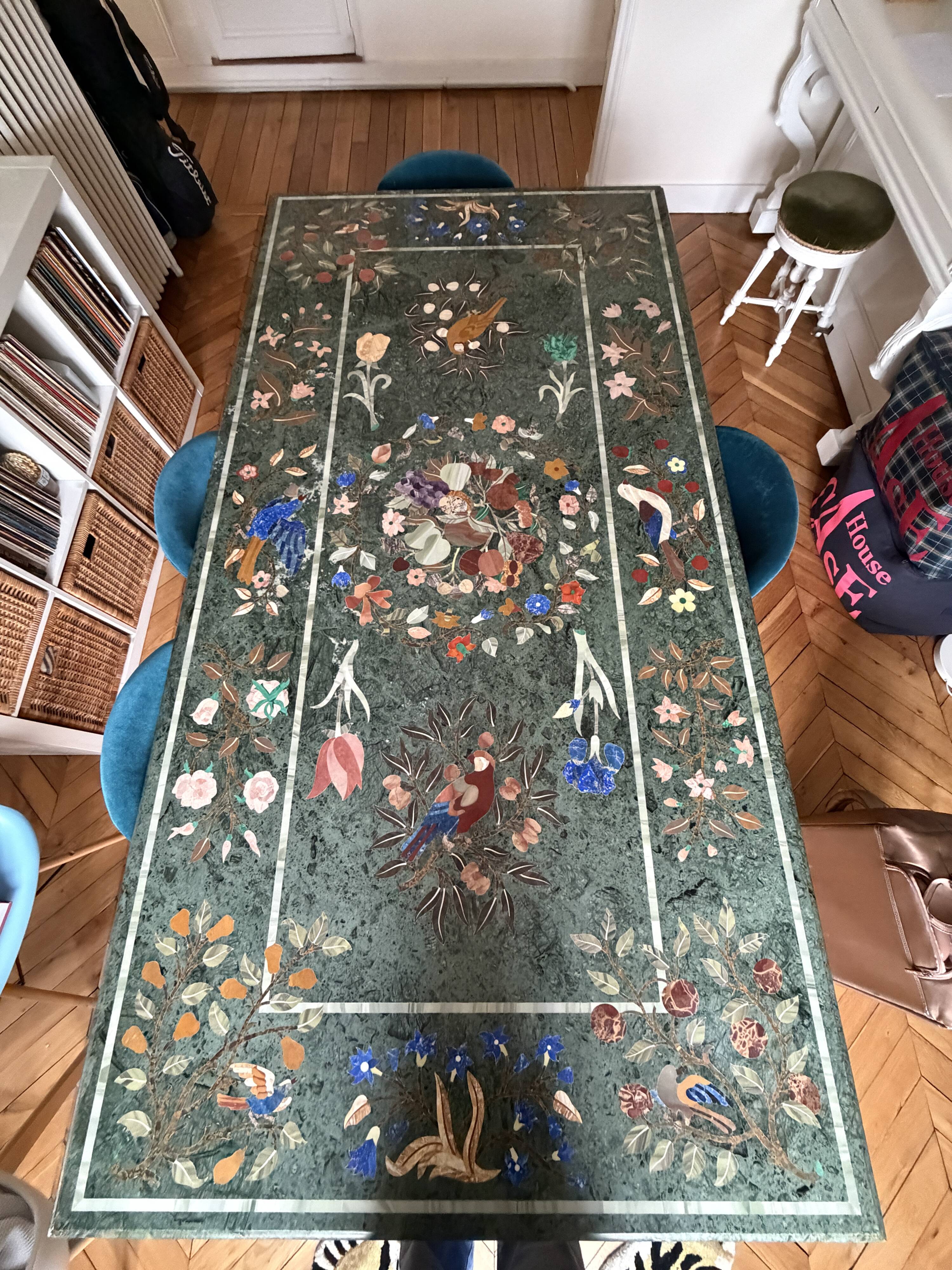 Table d’exception en marbre vert incrusté de pierres – Pietra Dura d’Agra