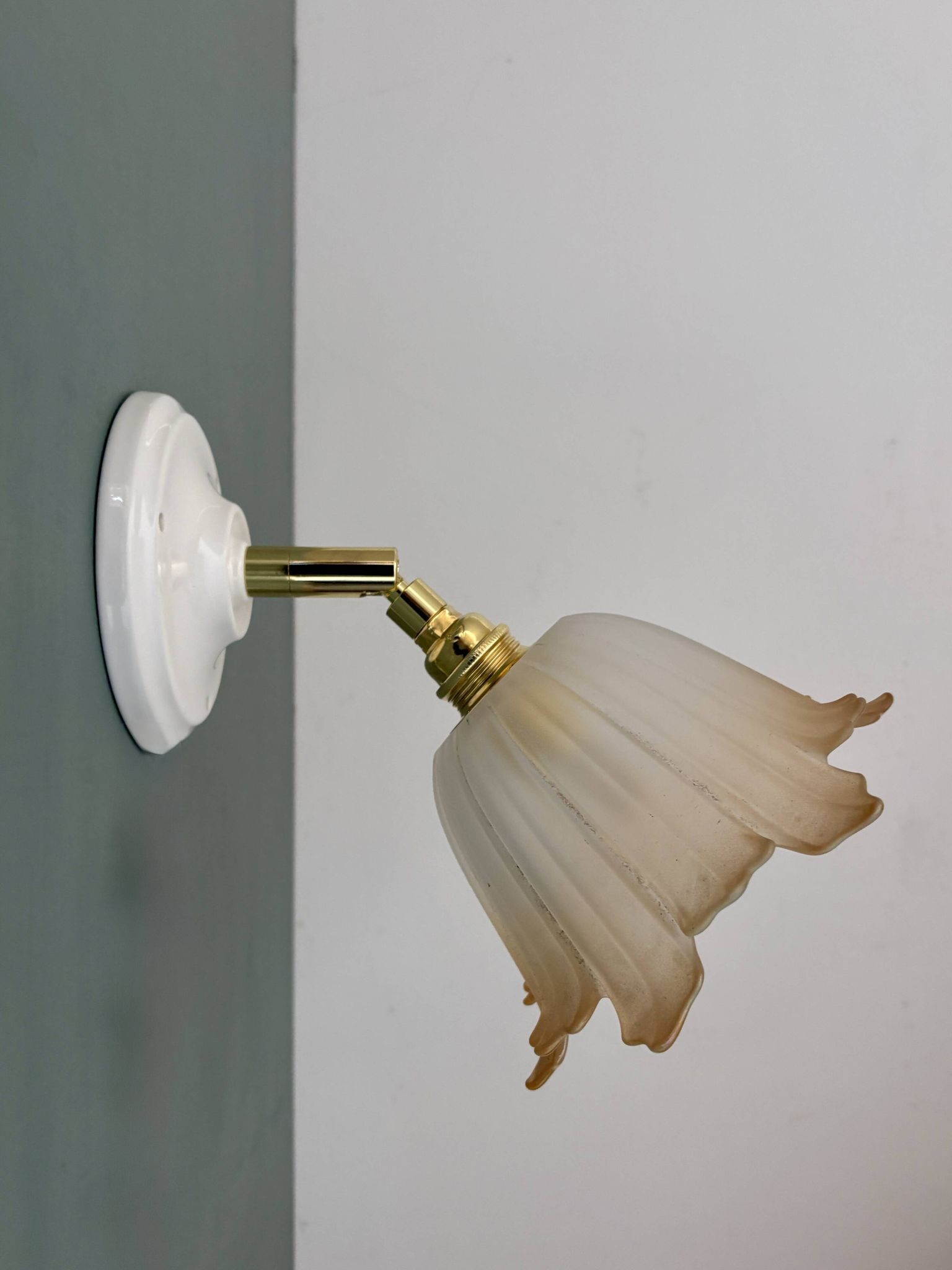 Applique tulipe vintage en verre dépoli blanc et brun
