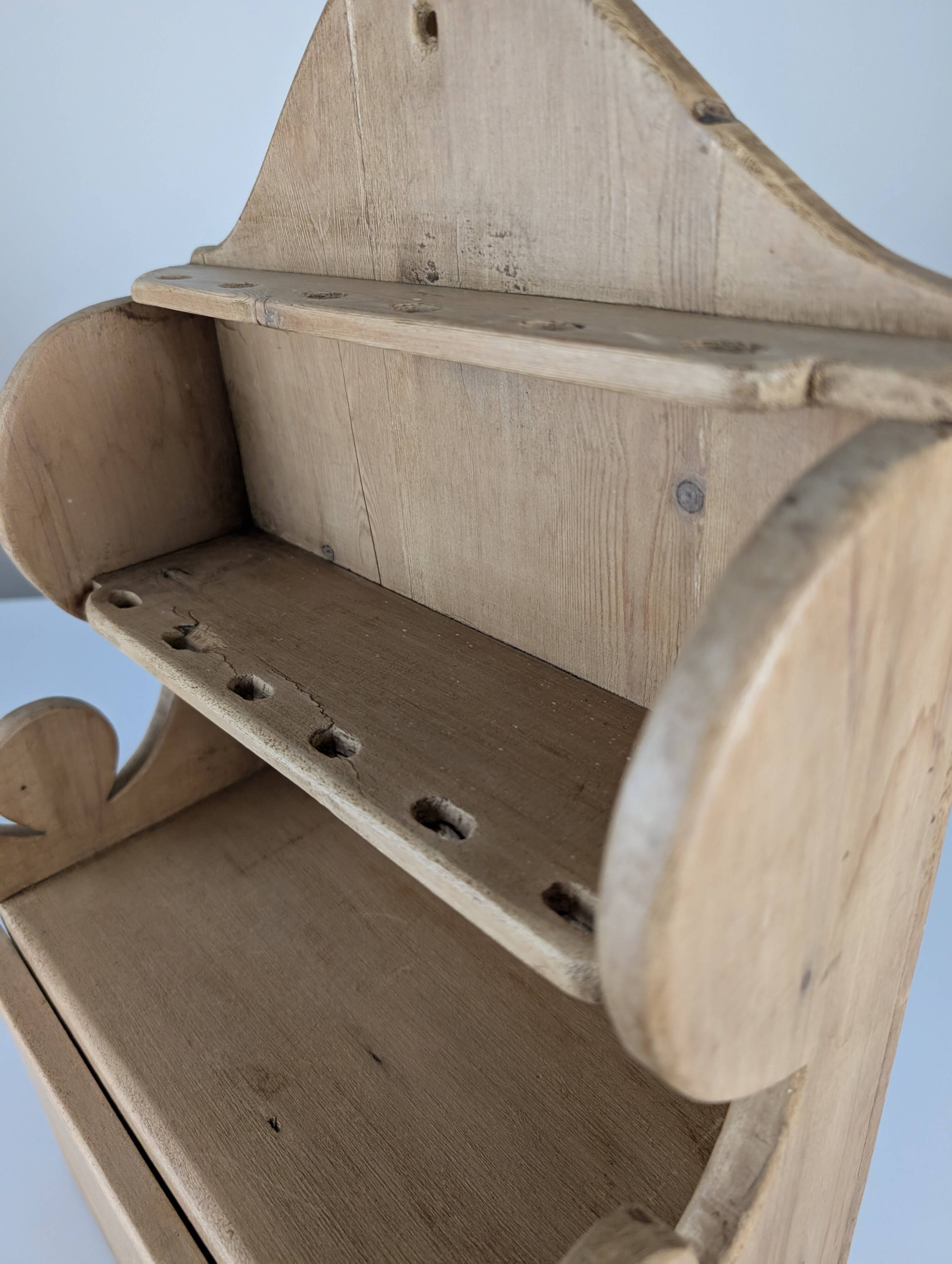 Étagère en pin sculpté à la main, style art populaire, 1 tiroir, 1950
