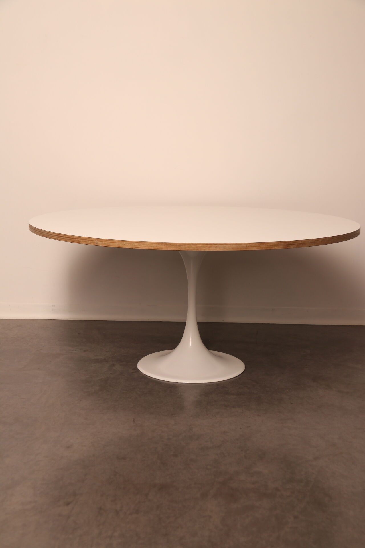 Table basse avec pied tulipe blanche - années 1960