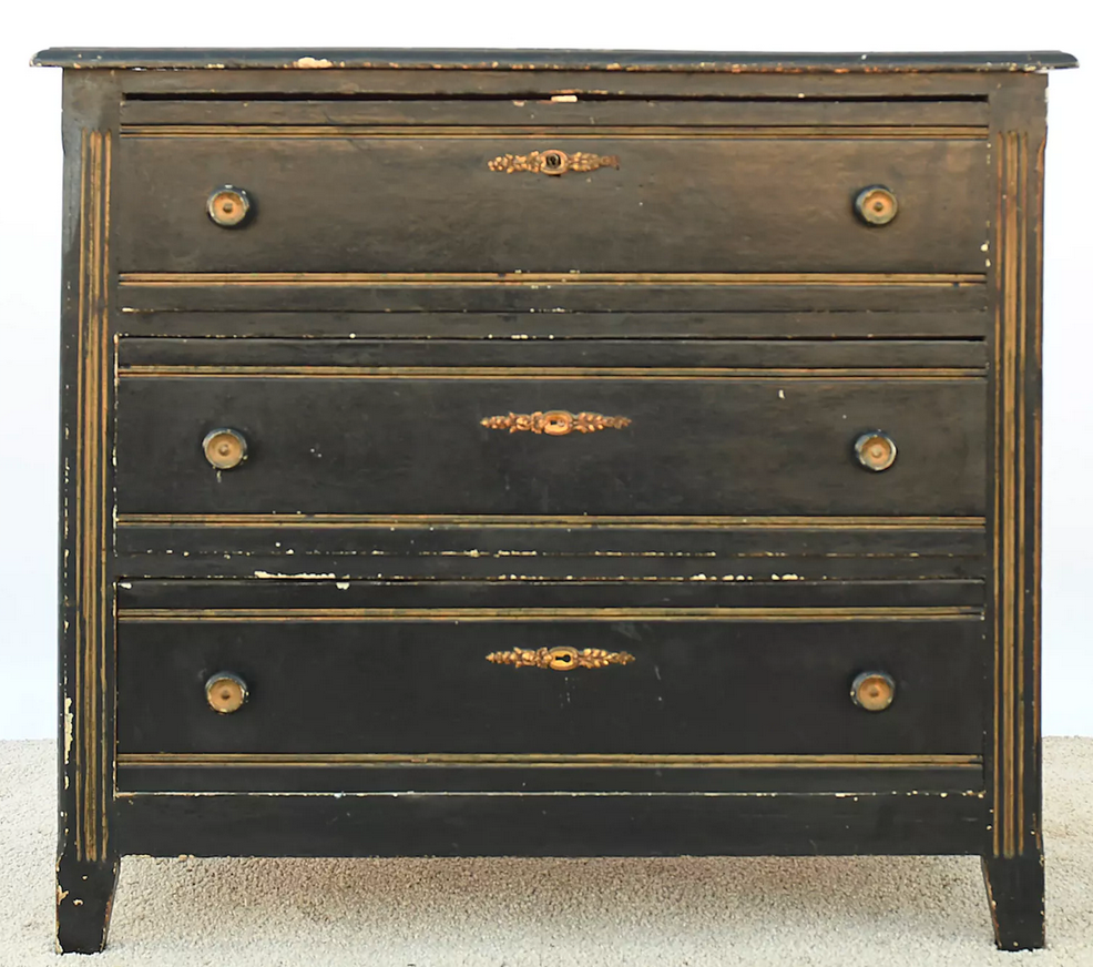 Chest of drawers in black lacquered wood